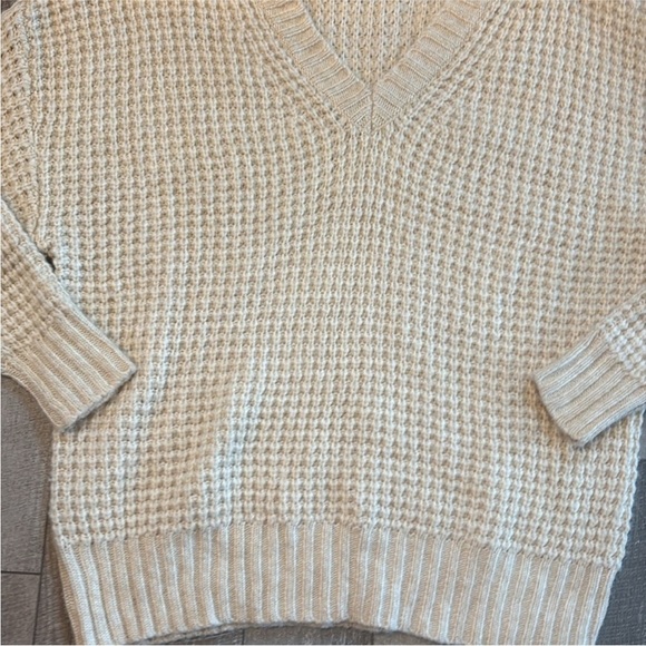 American Eagle Size Medium So Cozy V-Neck Oversized Bohemian Sweater. - Picture 3 of 5